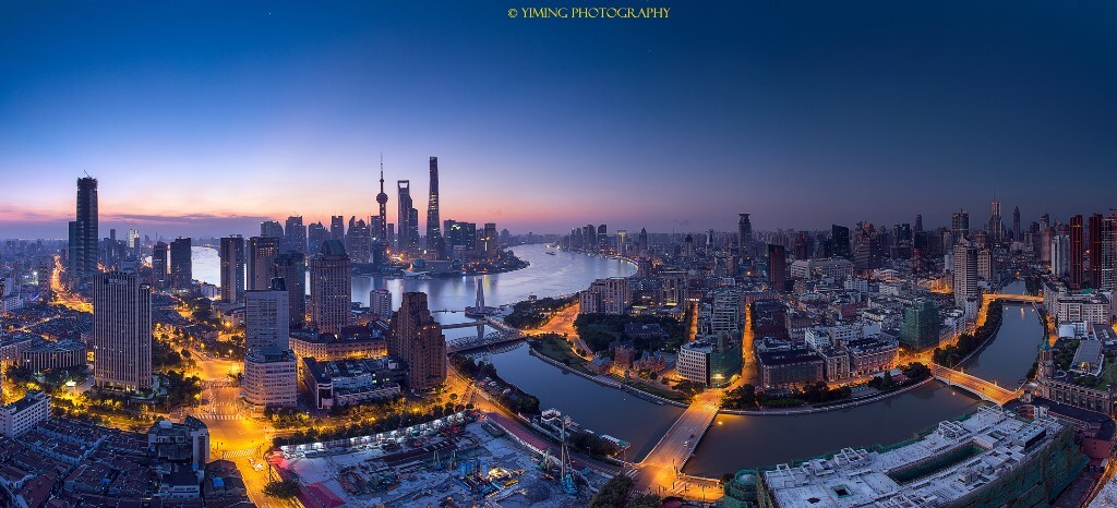 夜半苏河湾<br />
这应该是最好爬的工地了吧!接片,各种色阶断层凑合凑齐苏州河上的几座桥