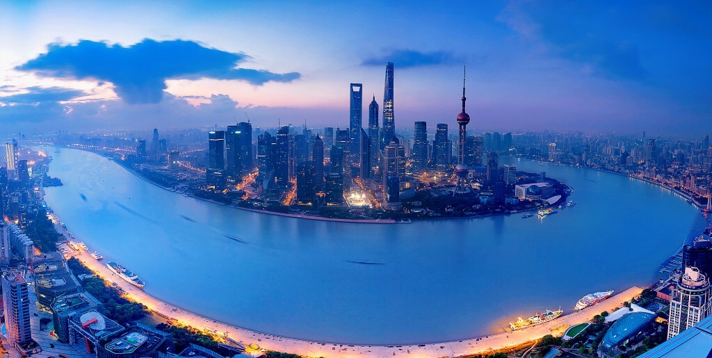 我清楚的记得这应该算我真正意思上的第一次爬楼,三个人三点钟集合,无奈两个安全通道都锁了,哈哈我们轩哥 一宇清宁 <br />
半夜三点来等你<br />
直接把锁干开了,我们才顺利爬上去,拍下了第一个上海爬楼日出照片。比片子更重要的是结识到了后面一直和我搞基拍片的好友,彼此拍片不再孤单。