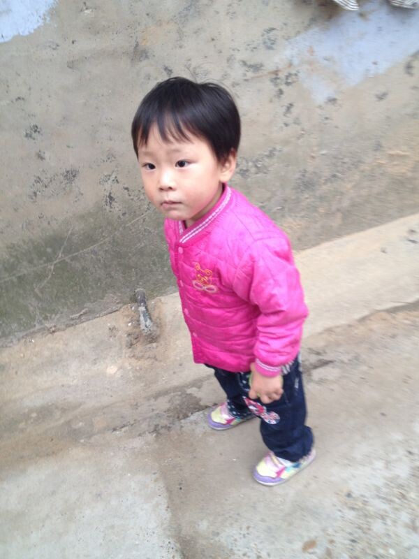 拦下后用手机拍下的小孩子 觉得很有眼缘