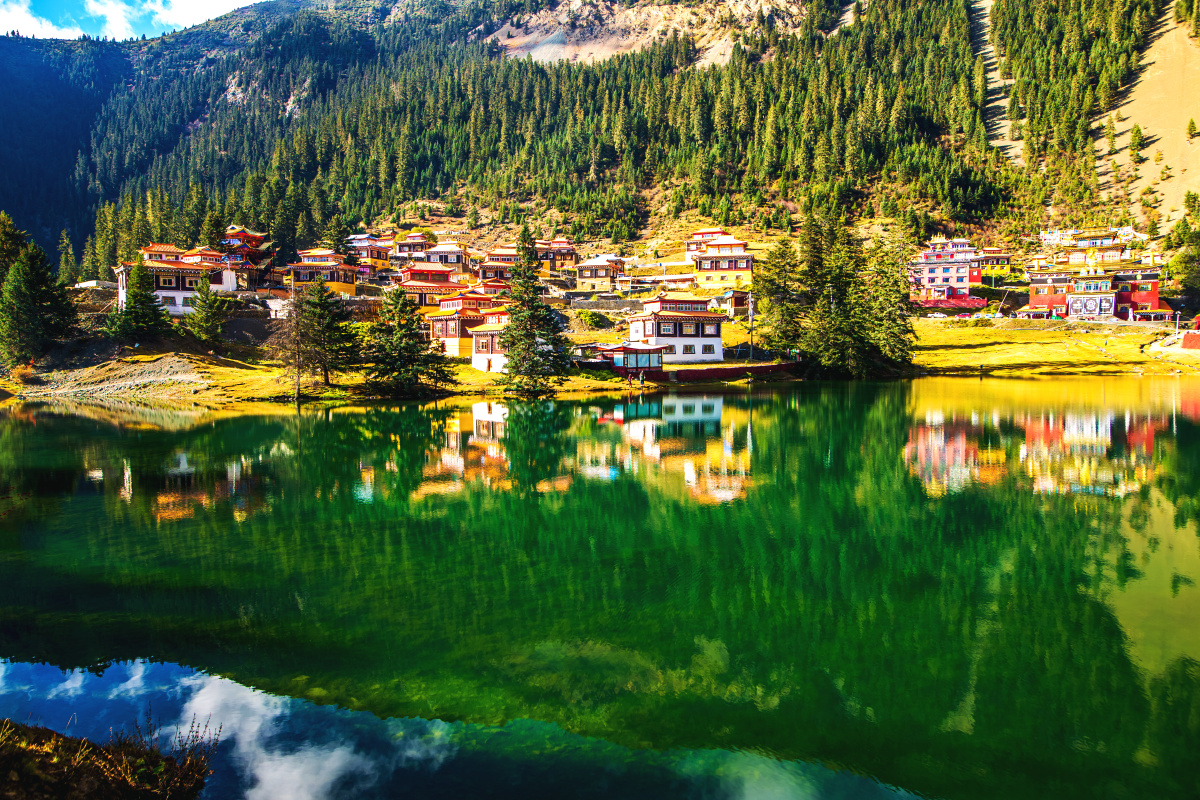 如镜的一面串联起吋空静静的甘孜州新龙县措卡湖