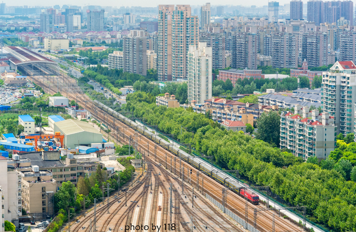 从古城西安驶向上海的z251次列车