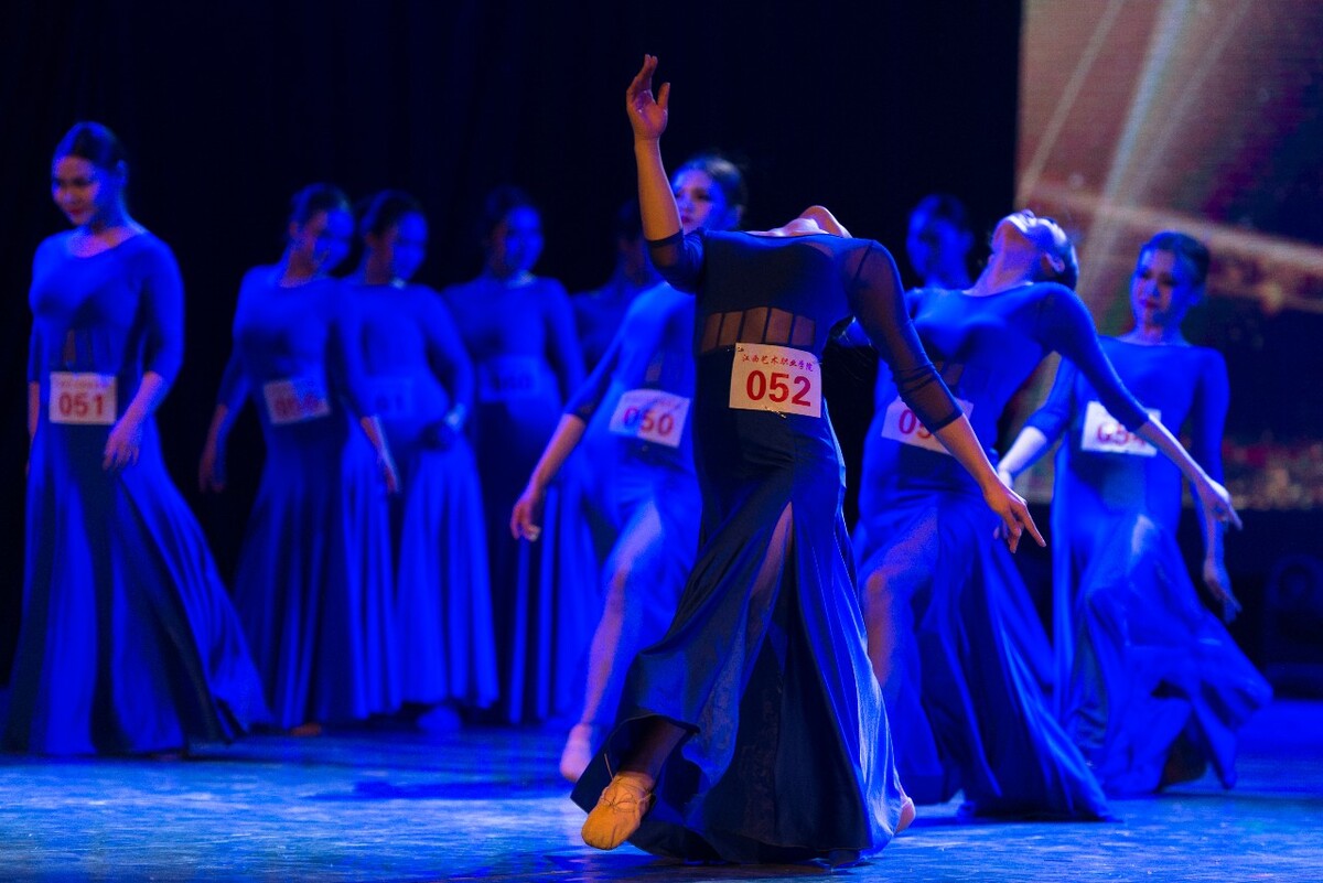 舞蹈九寨.,九寨沟五花海夜间歌舞晚会展现藏族文化