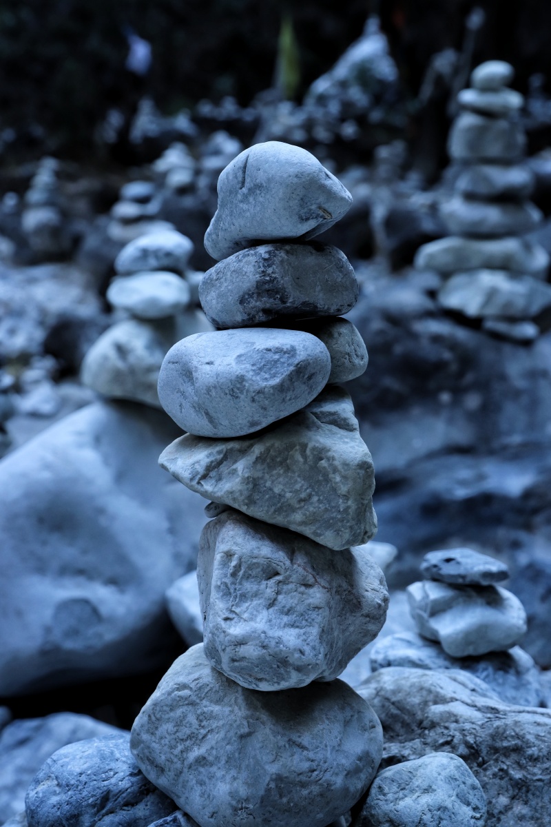 香格里拉大峡谷游客堆积的玛尼堆