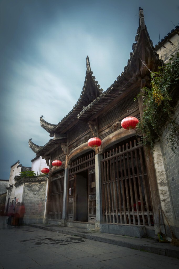祠堂是我国传统家族举行重大活动的场所。西递的胡氏宗祠又称敬爱堂，始建于明万历年间，后毁于火，清乾隆年间重建。