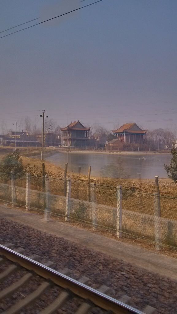 火车的窗外于我是一副流动的风景画。