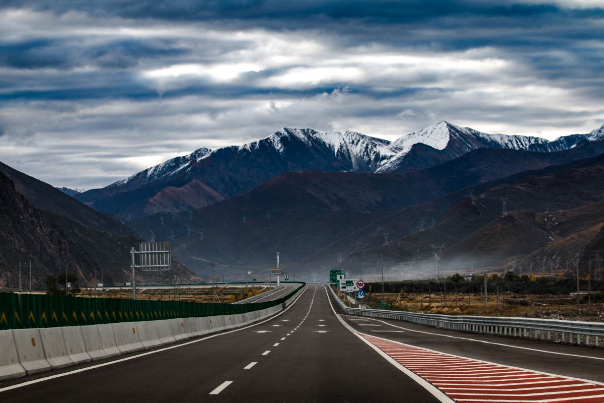 林拉公路林拉高速时间紧没停车隔着挡风玻璃抓拍的