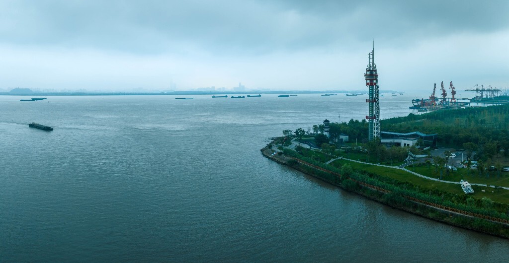 扬州六圩灯塔公暴雨前