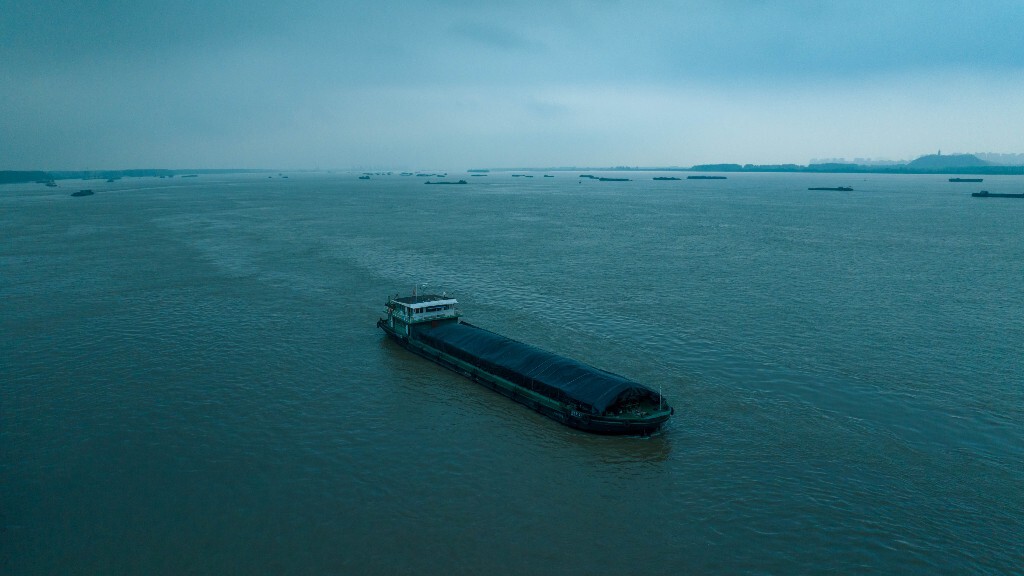 扬州六圩灯塔公暴雨前