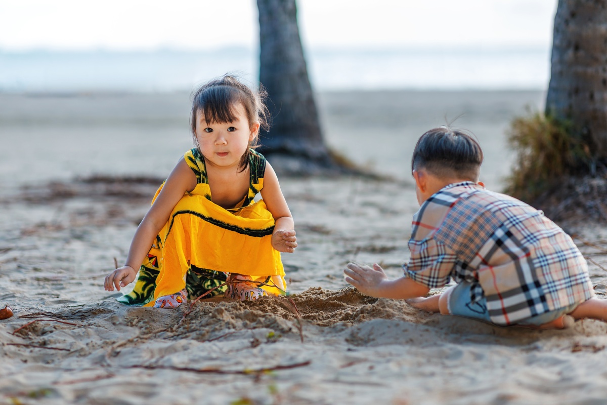 三亚湾玩沙子的小朋友