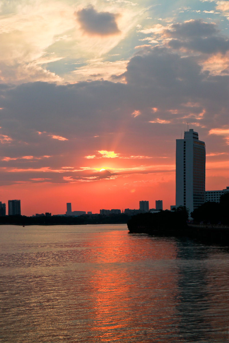 下午六点的太阳最好看,多点视角构图,太阳别放正正中间.