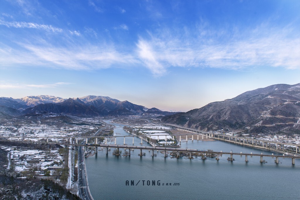 丰沙线永定号列车伴着西山晴雪第一次跨越永定河