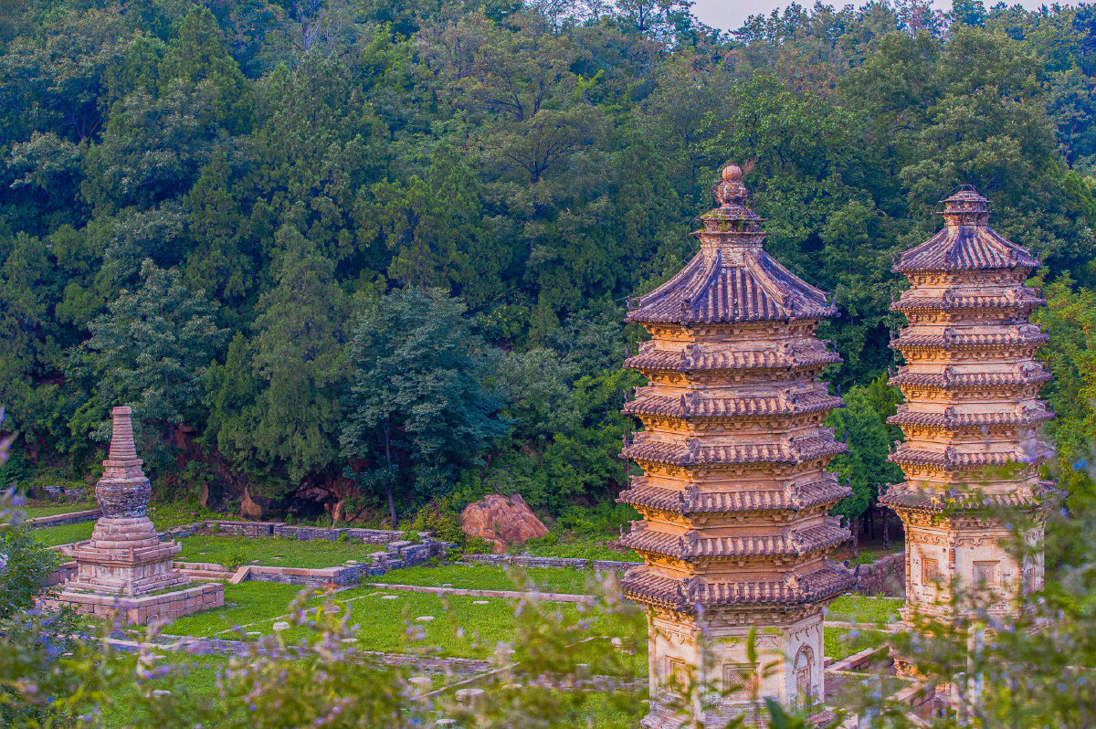 银山塔林是北京一处少为人知的景点,在北京昌平的一个山角里,是比较