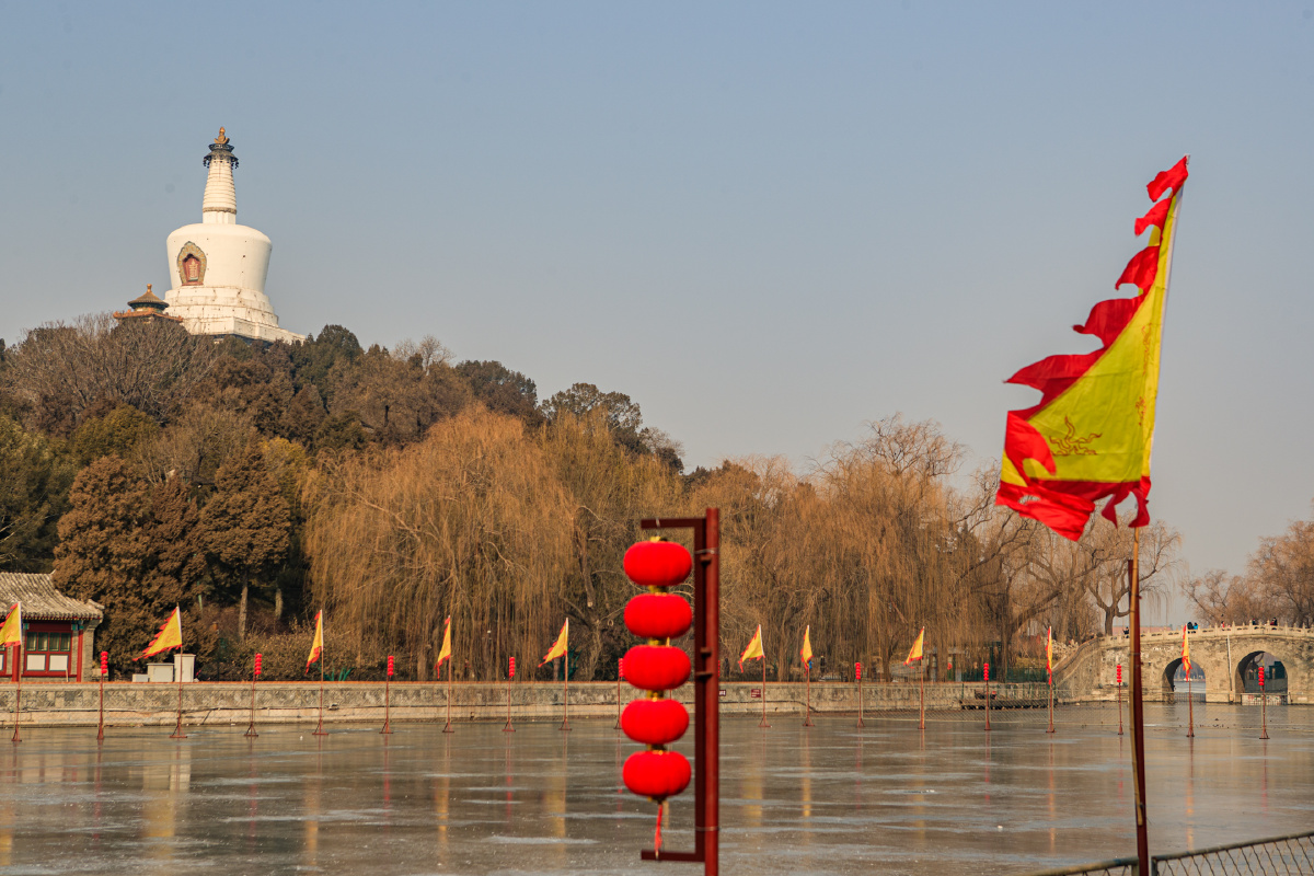 红灯笼,杏黄旗告诉人们春节了 br /> 稀疏的人流告诉人们这个春节不