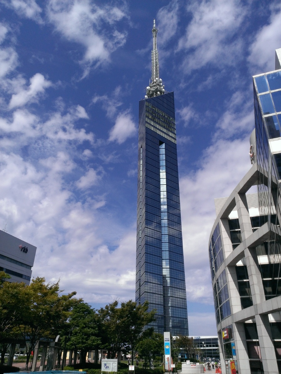 满身蓝天颜色的福冈塔