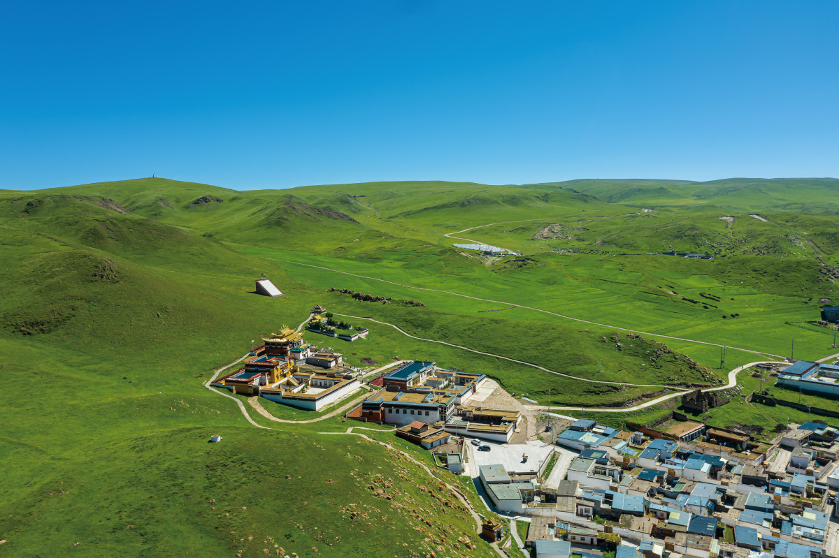 航拍甘南合作尕洒寺