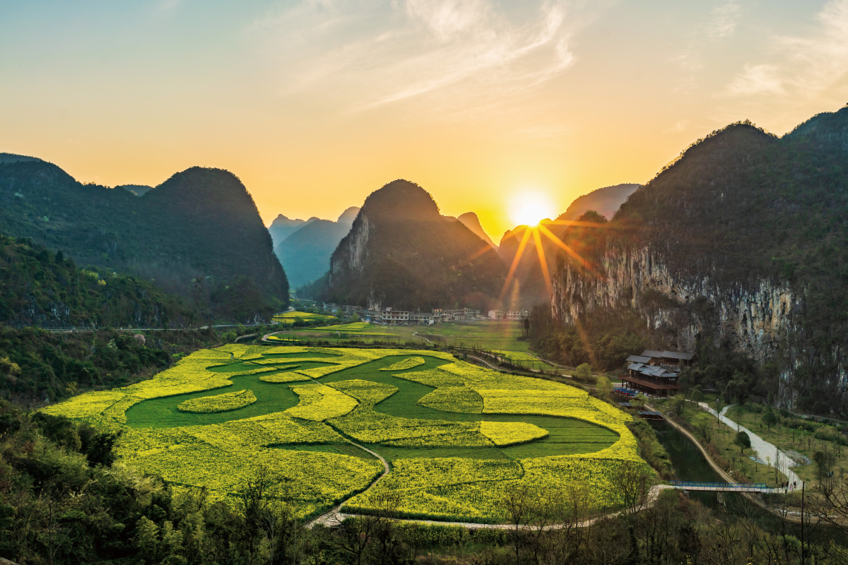 安顺龙宫漩塘景区每年3月花开时,都游人如织,漫山遍野的梨花,桃花与金