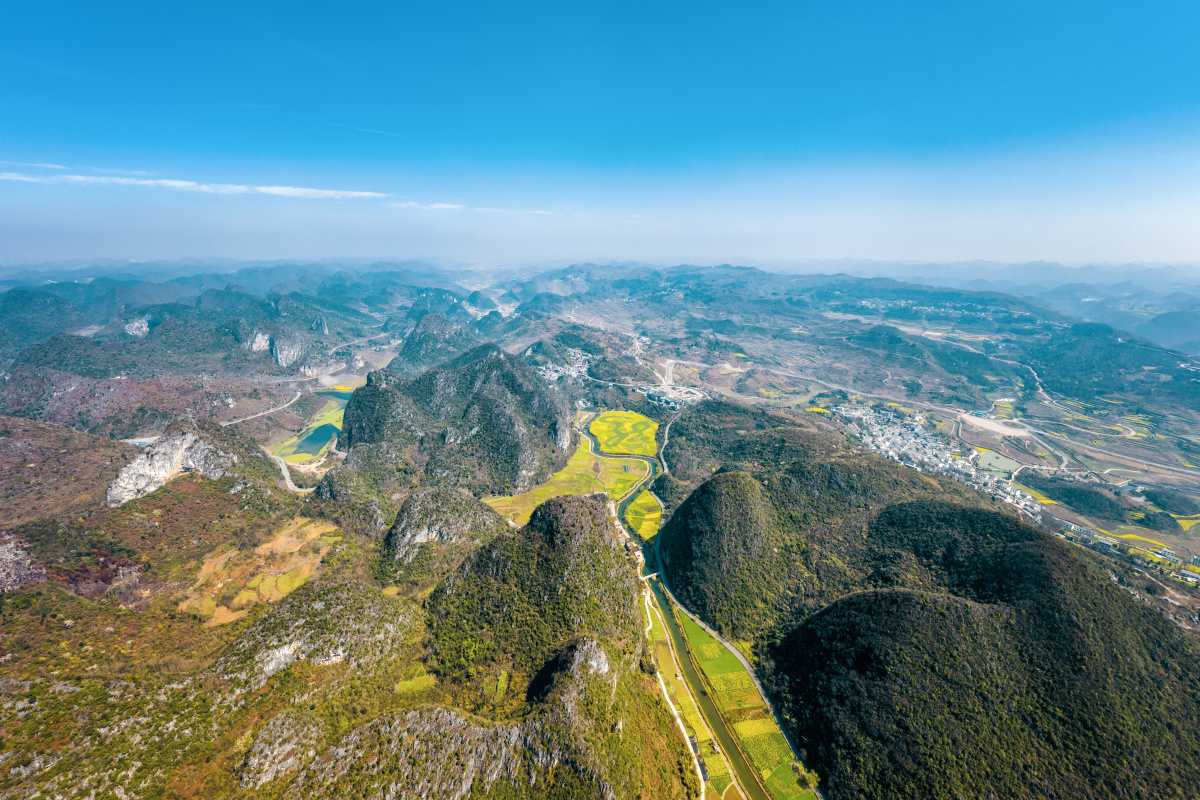 安顺龙宫漩塘景区每年3月花开时,都游人如织,漫山遍野的梨花,桃花与金