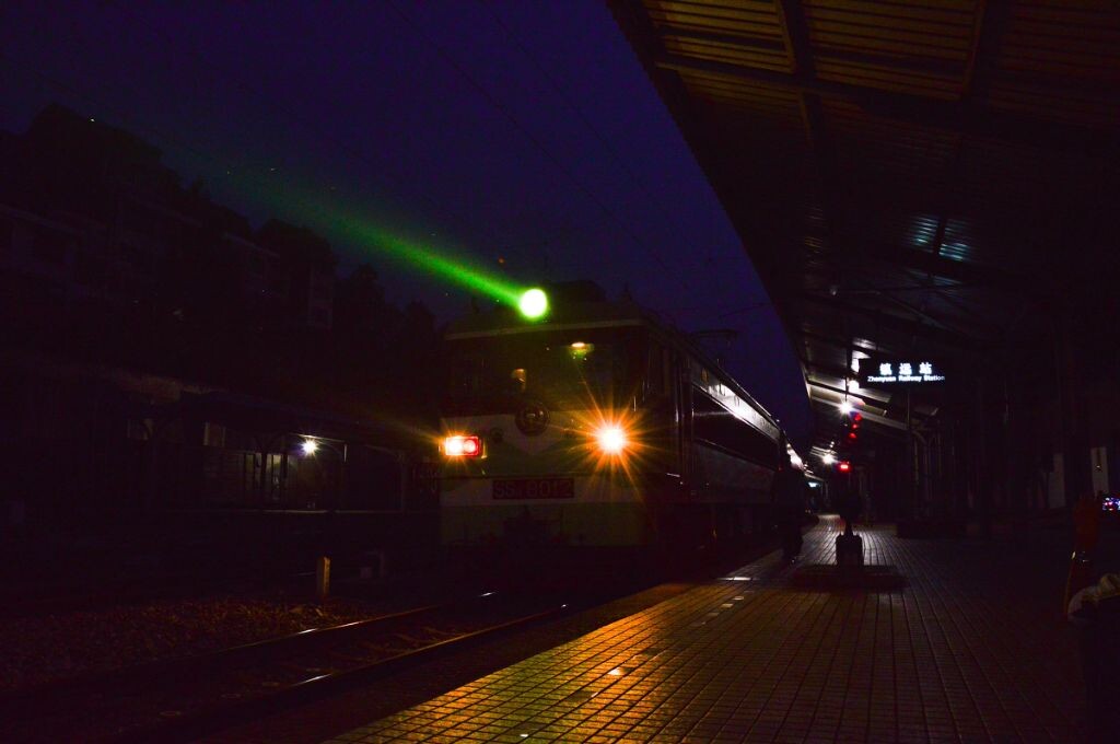 客车5640 韶山3 8012牵引，我们的绿皮梦