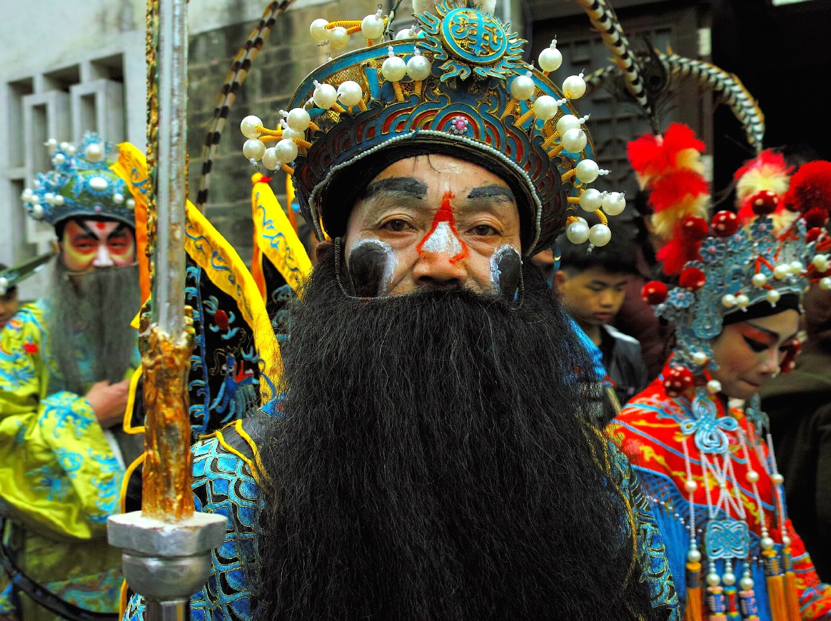 是贵州省非物质文化遗产,舞龙者都要画上脸谱,"花脸龙"因此得名