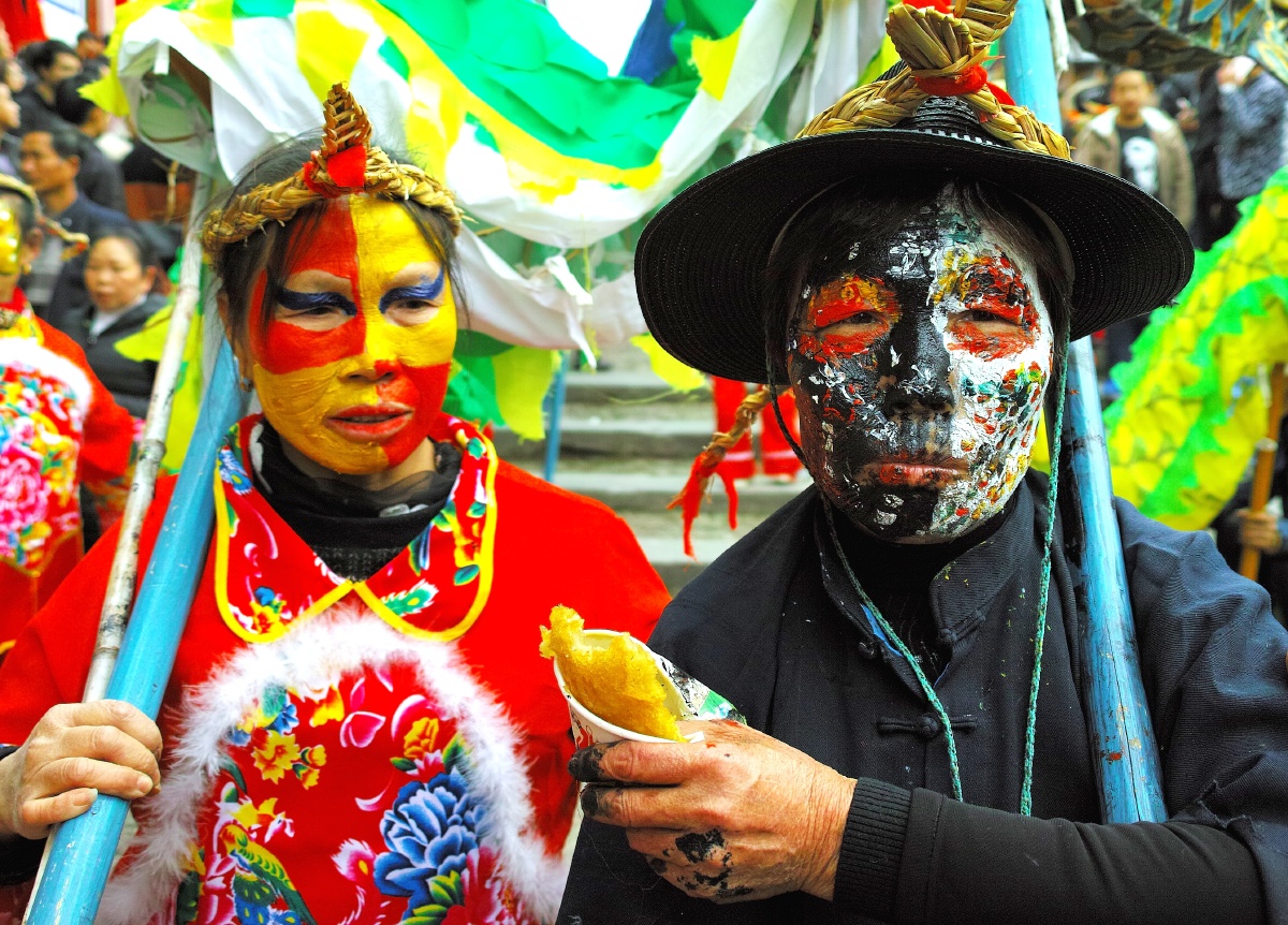 是贵州省非物质文化遗产,舞龙者都要画上脸谱,"花脸龙"因此得名,一条