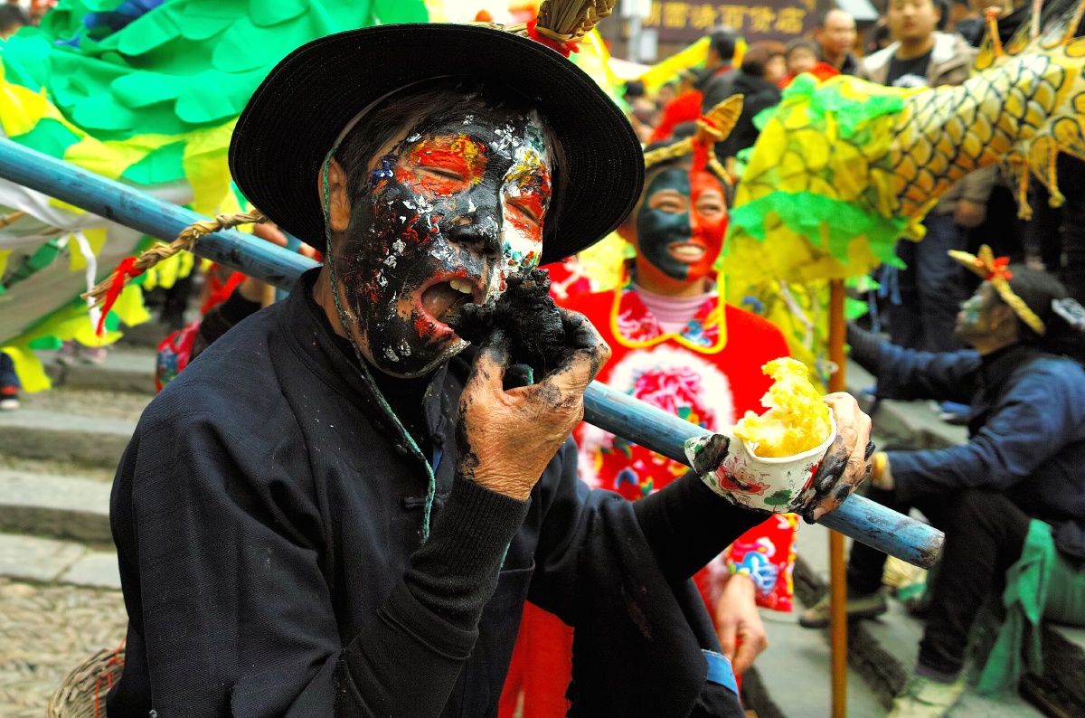 是贵州省非物质文化遗产,舞龙者都要画上脸谱,"花脸龙"因此得名,一条