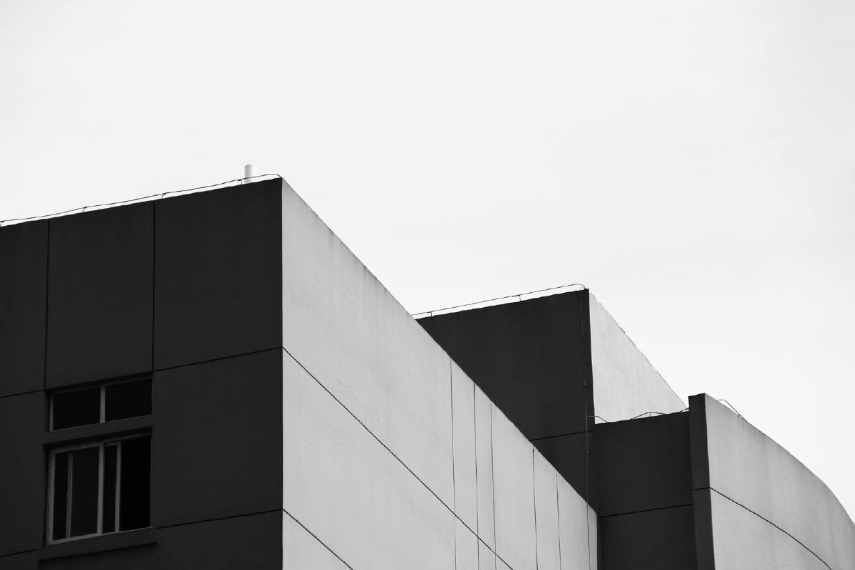 该照片通过黑白灰的对比达到强烈的视觉效果