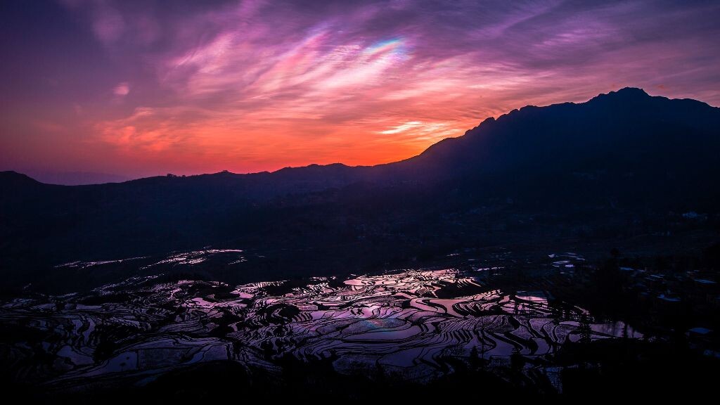 今天接着无云，好在蒙蒙亮的时候，天空之间出现了一抹绿，天上地上都出来一点别样