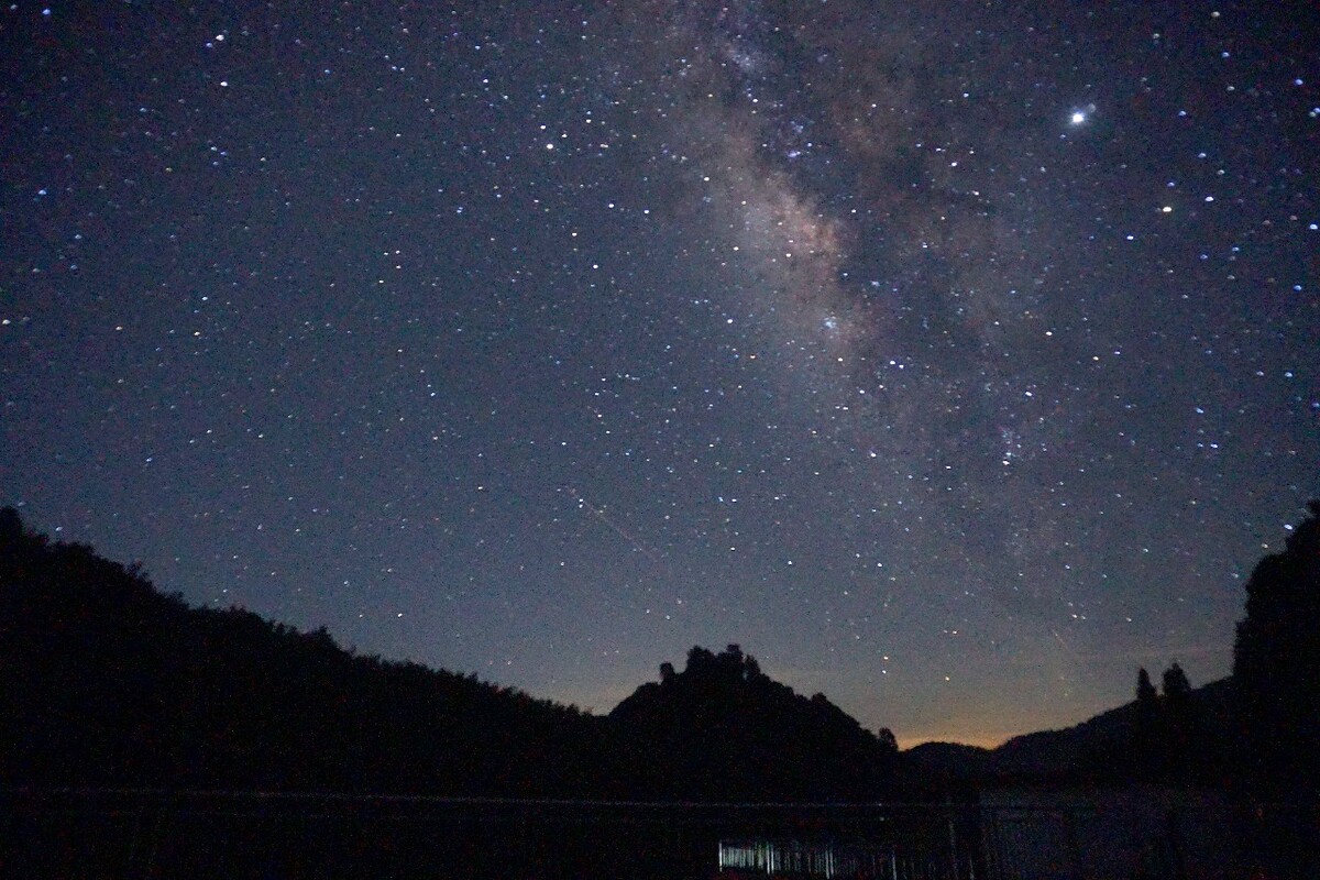 乡村夜晚星空图片真实图片