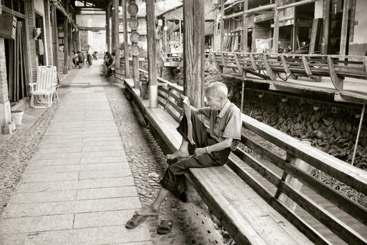 午后:看报纸的老爷爷.