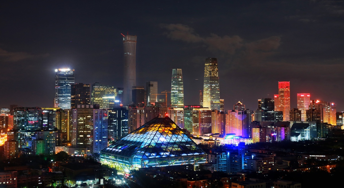 同一个楼顶的夜景 可惜中国尊没有亮