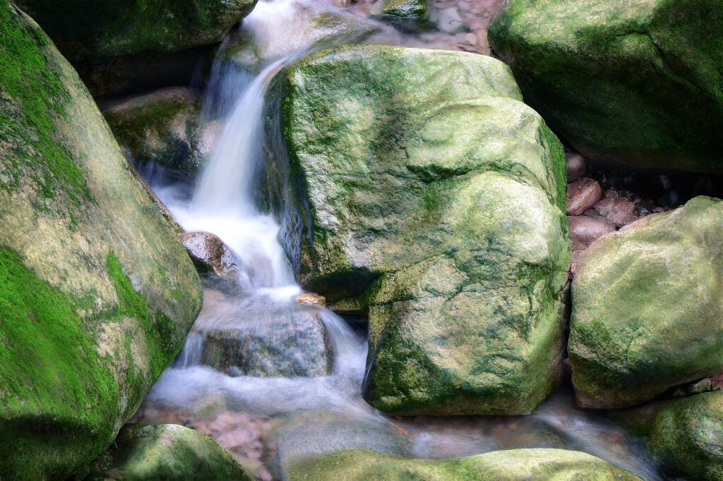 摄于西海大峡谷底，没带三脚架，手持拍摄，后期堆栈效果比预期要好些
