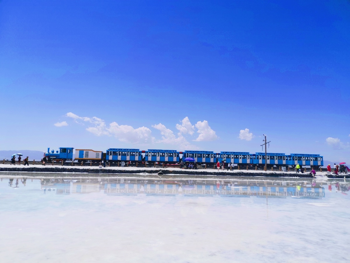 茶卡盐湖小火车