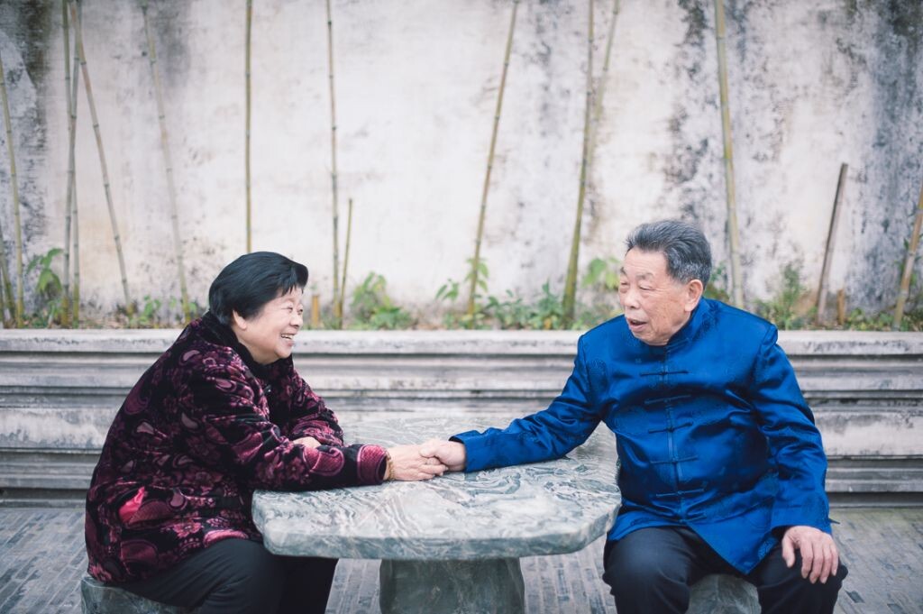 “从前的日色变得慢 /……/一生只够爱一个人 ”