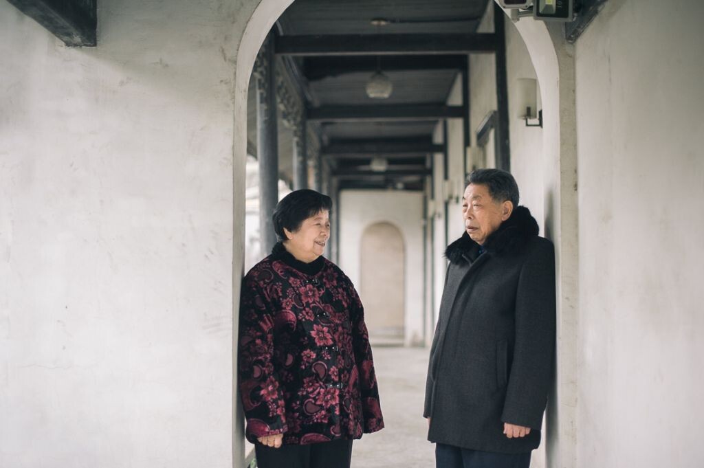 八十华诞钻婚逢,四世同堂福与祥。<br />
行善积德家业兴,踏实认真尚朝阳。