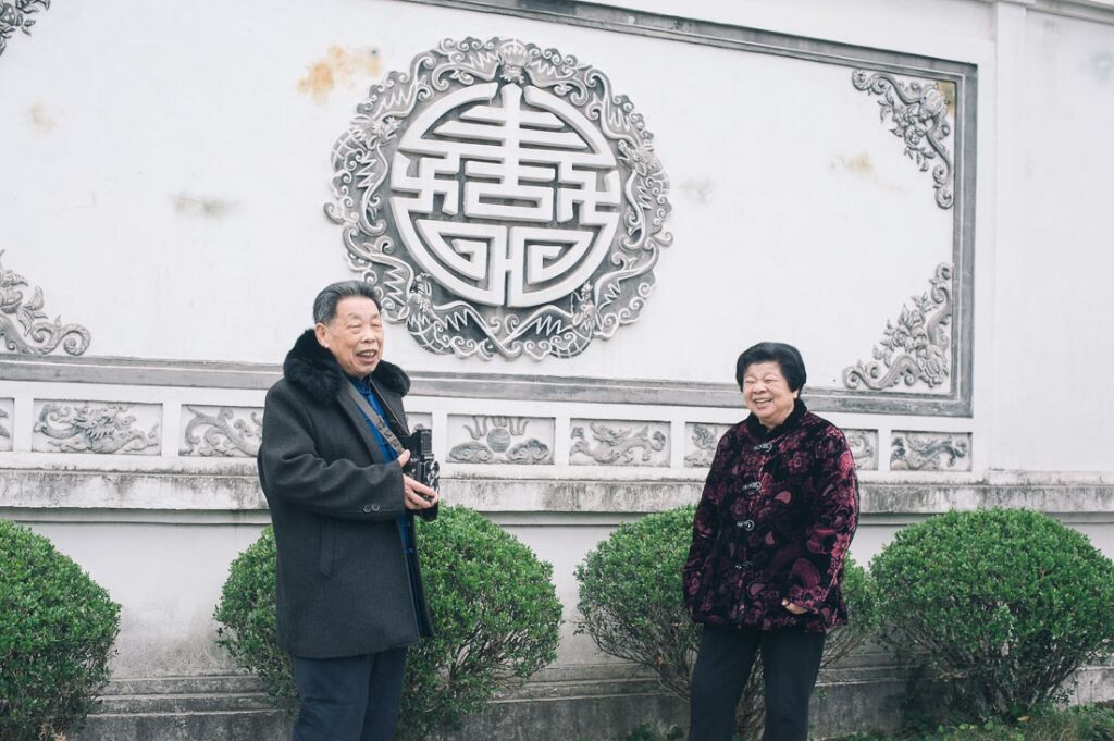 “我认识你,永远记得你.那时候你还年轻,人人都说你美.现在我是特地来告诉你,和你那时的面貌相比,我更爱你现在饱受摧残的容颜”