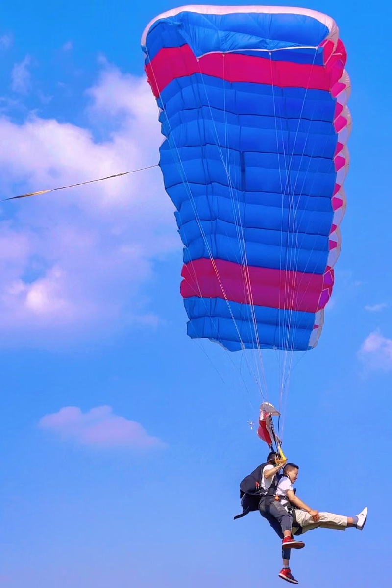 成都高空跳伞最美瞬间