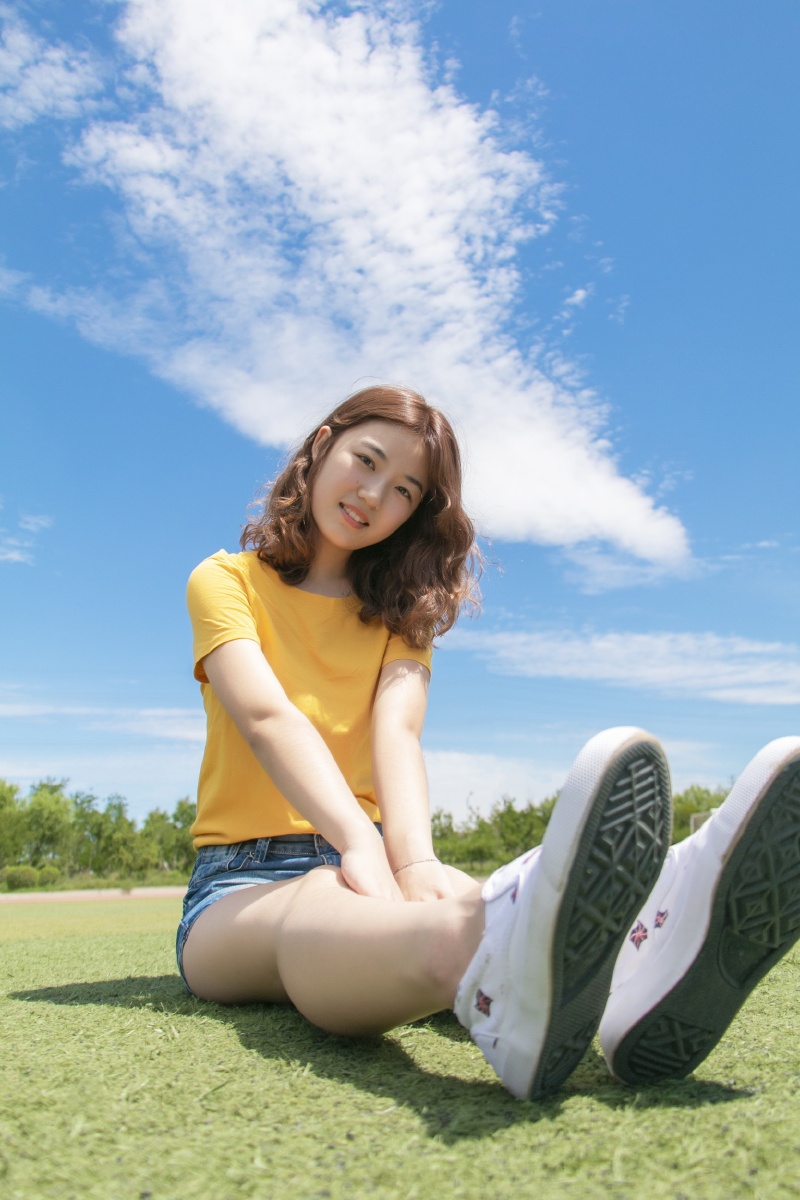 > 非常可爱的小美女,还是一名学霸 br /> 青春靓丽的外观配上蓝天白云