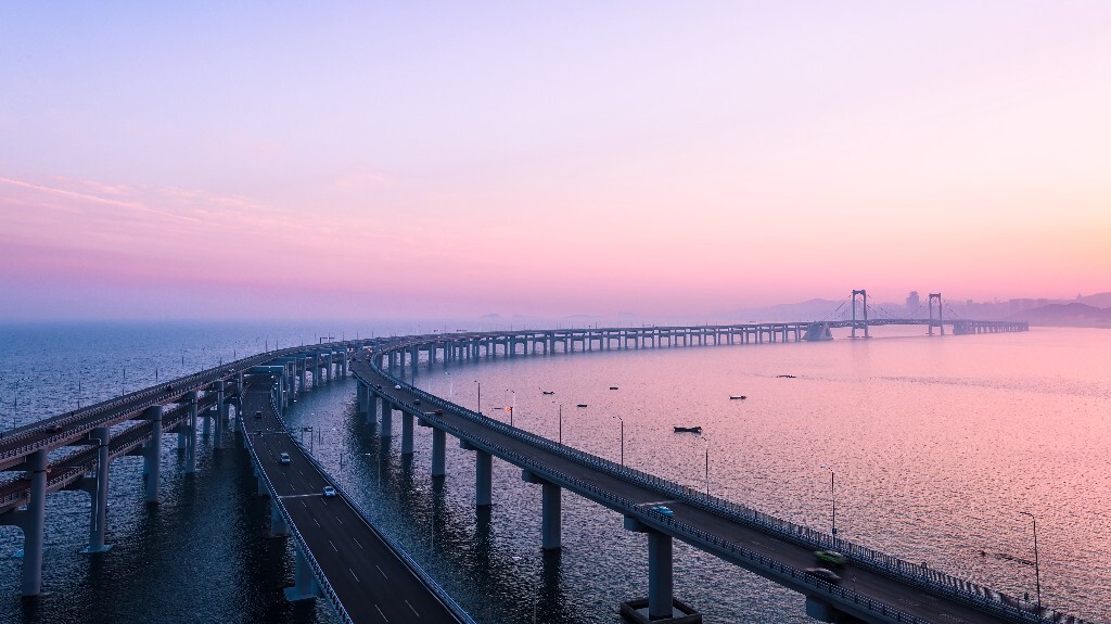 天空好似一张画纸，让晚霞这只神奇的画笔在上面任意的挥洒。夕阳慢慢地从地平线上消失，周围的光也慢慢地被黑暗代替。一切渐渐的回归宁静，平静的大海是一个蓝色的世界，无风无浪，心平气和。