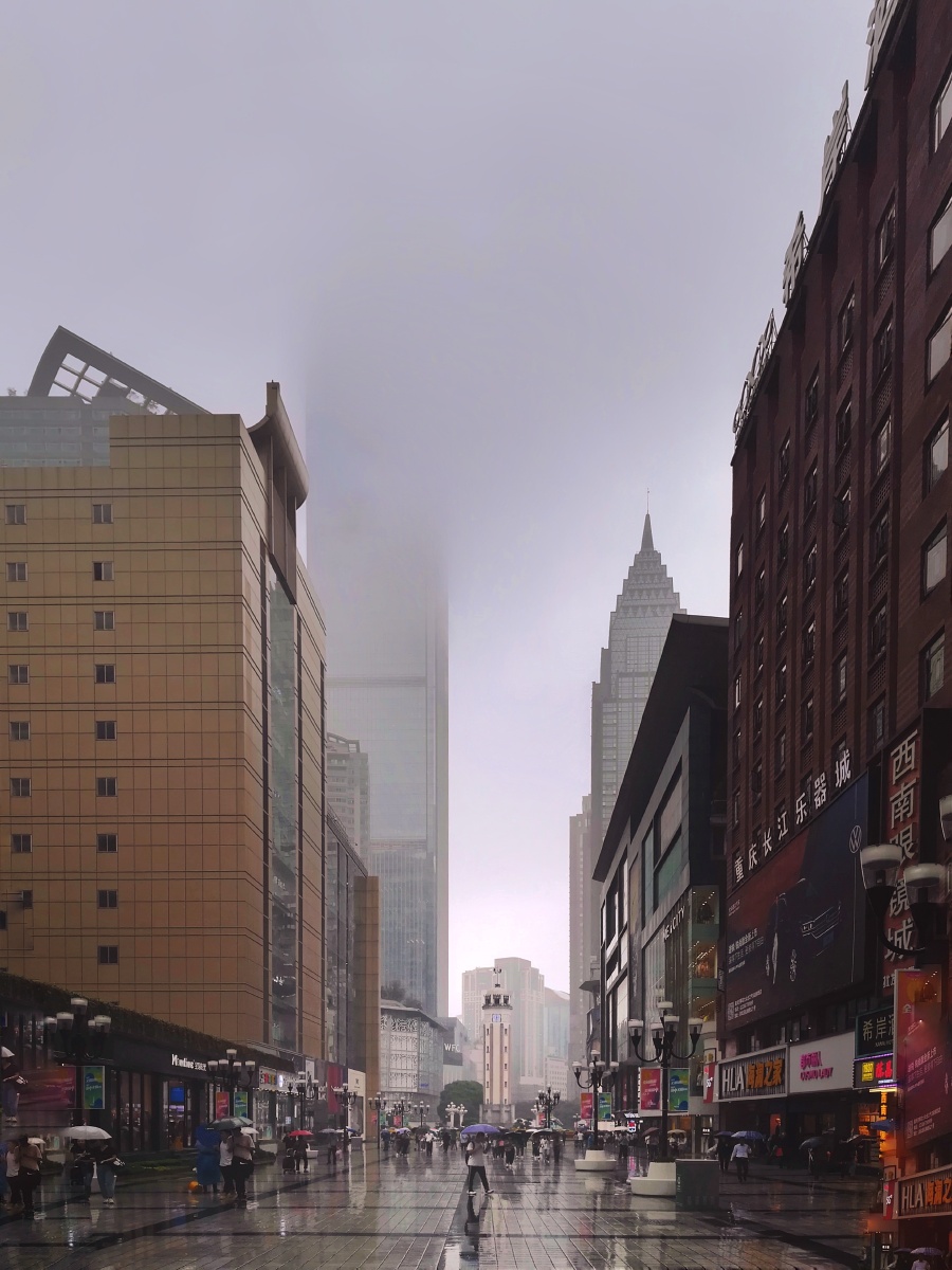 烟雨中的城市重庆解放碑街景