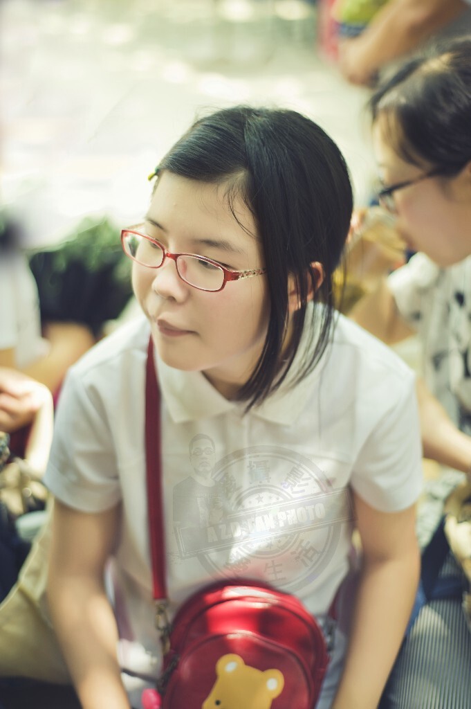 游逛后歇息的妹妹。