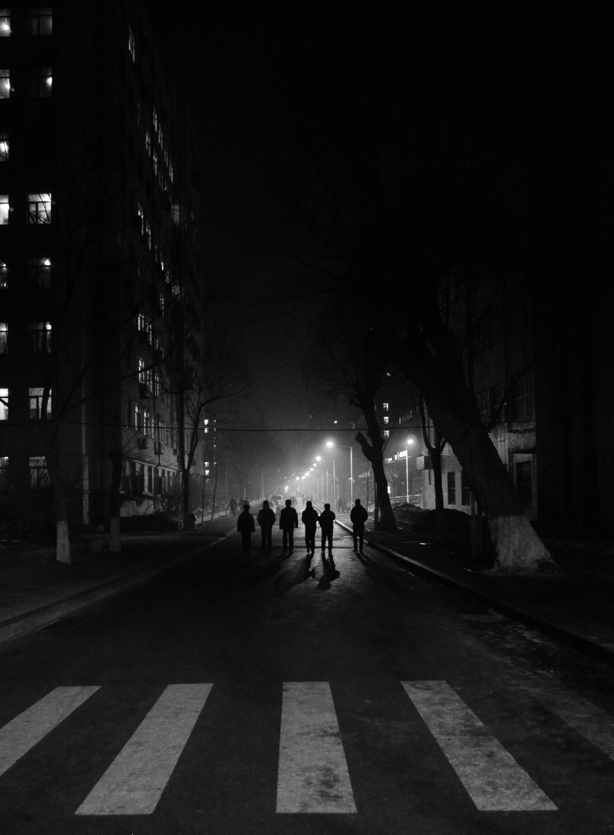 夜晚雨后的哈工大