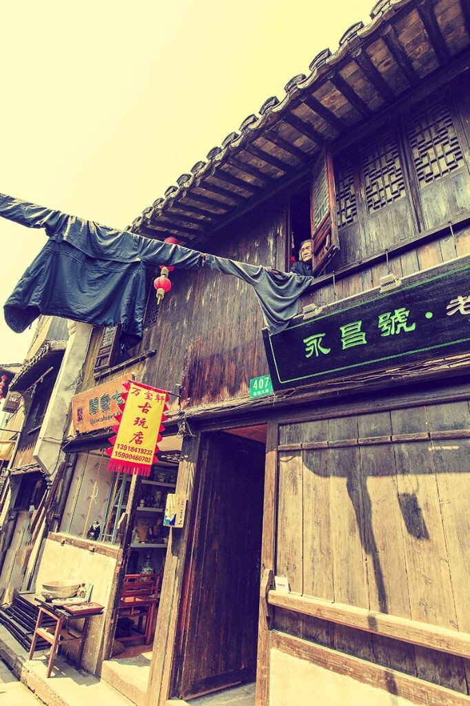 五一探访上海新场古镇。新场古镇古称“石笋里”，至今已有千年的历史，素有“小小新场赛苏州”之美誉。在这里你可以体验厚重的历史文化，小桥、茶楼、老店，能解馋的小吃，有意思的牌匾，以及劳动着的慈祥的老奶奶……