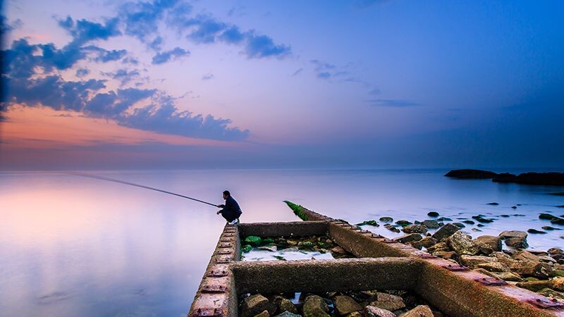 海边钓鱼者