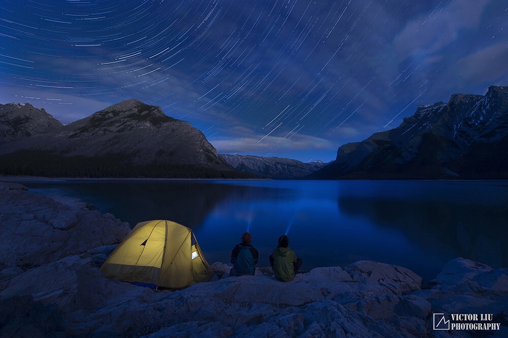 2014年初夏，我带着7位摄影爱好者在落基山采风，这一夜无风，我们支起帐篷，在湖边举头仰望星空，时间如静止一般，只有昏黄的灯光和不变的天际线让人辨别出空间和距离。