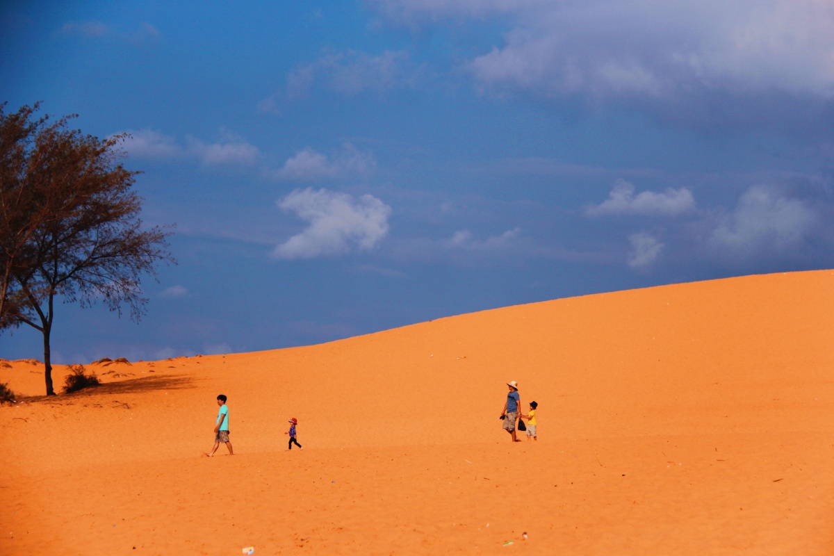 #越南.美奈.红沙丘#大手牵小手,我们一起走 - 小唯姐姐 - 图虫网 - 优