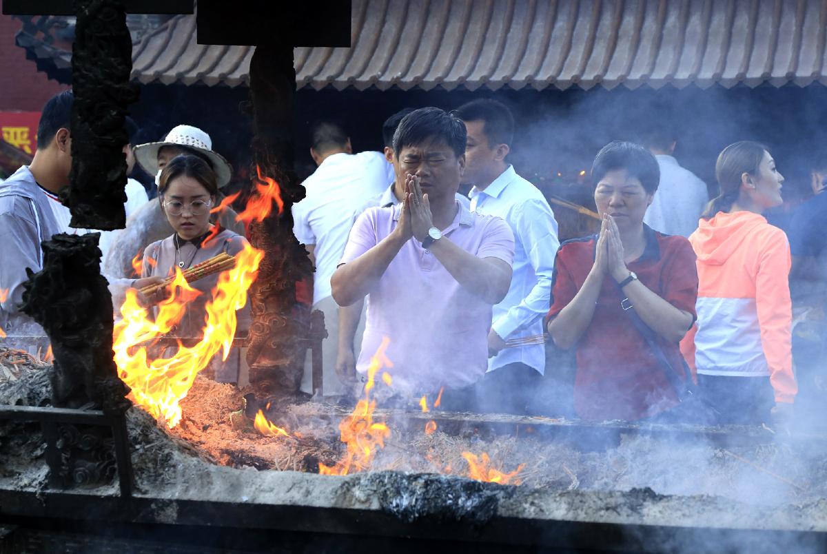 求佛保佑的信众和礼佛朝拜的僧侣【五台山】