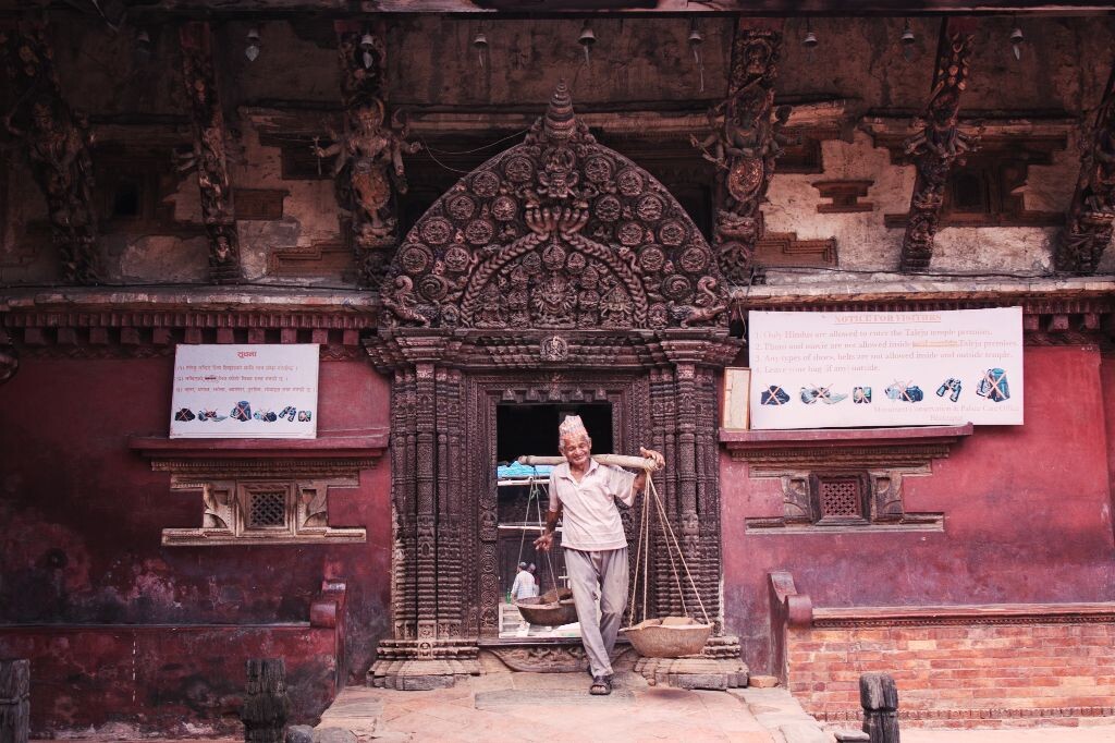 修庙者 temple repairer<br />

