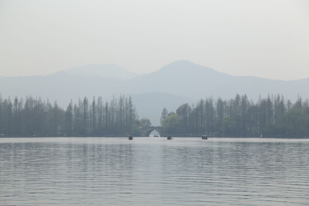 西湖远山