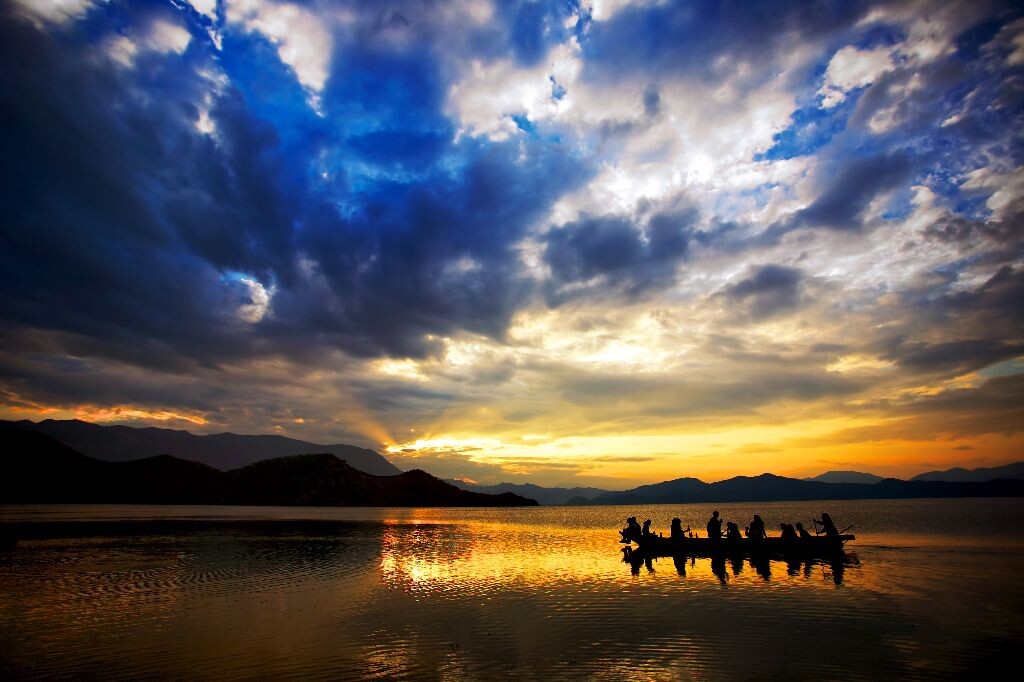 六月：云南<br />
日出泸沽湖