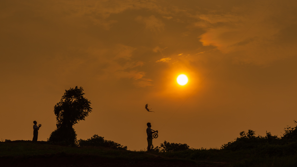 中国大陆 重庆 平顶山 傍晚 晚霞 男人两名 放风筝 剪影 夕阳红 山坡